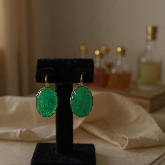 Vintage Green screw on earrings carved design in gold tone - Picture 1 of 9